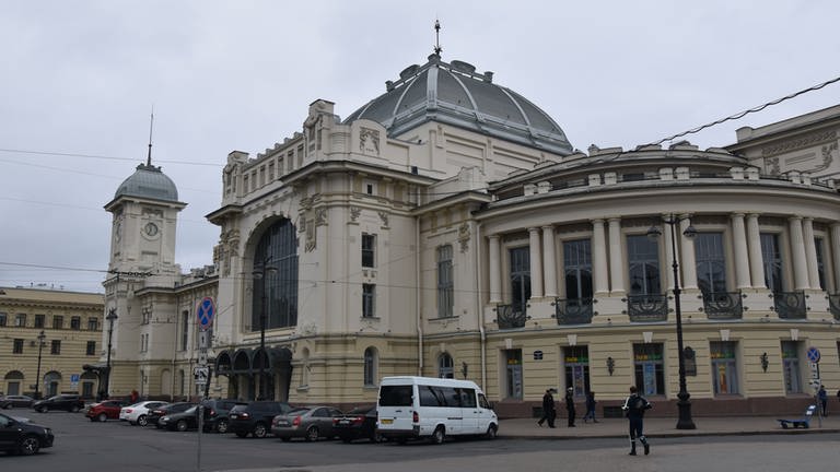 Der im Jugendstil Anfang des 20.Jahrhunderts gebaute Witebsker Bahnhof in Sankt Petersburg.
