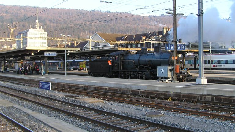 Die A 35 705 rangiert im Bahnhof Biel. Sie kommt Tender voraus als erste vor den Sonderzug.