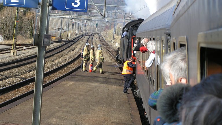 Die Feuerwehr hat den Zug gestoppt. Die Dampfloks haben einen Böschungsbrand verursacht. Beinahe wäre hier schon Schluß gewesen.