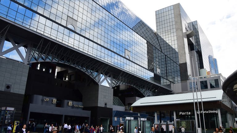 Kyoto Station - der futuristische Bau von Hiroshi Hara setzte in den neunziger Jahren Maßstäbe in der Bahnhofsarchitektur
