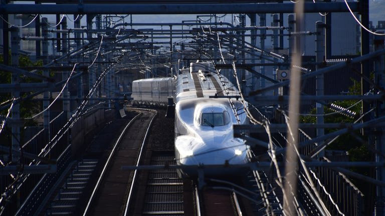 Ein Shinkansen der Baureihe N700 unweit des Hauptbahnhofs von Kyoto.