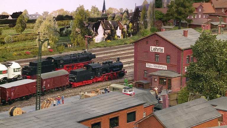 Die ehemalige Güterabfertigung in Lehrte. Die Zugbildung erfolgt im Verein nach historischem Vorbild. Dafür wurde lange und gründlich recherchiert.