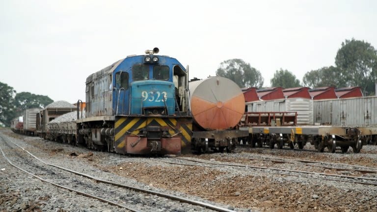 Kenia investiert stark in sein Schienennetz. Ein Güterzug beladen mit Schotter im Bereich des Nairobi Central Station.