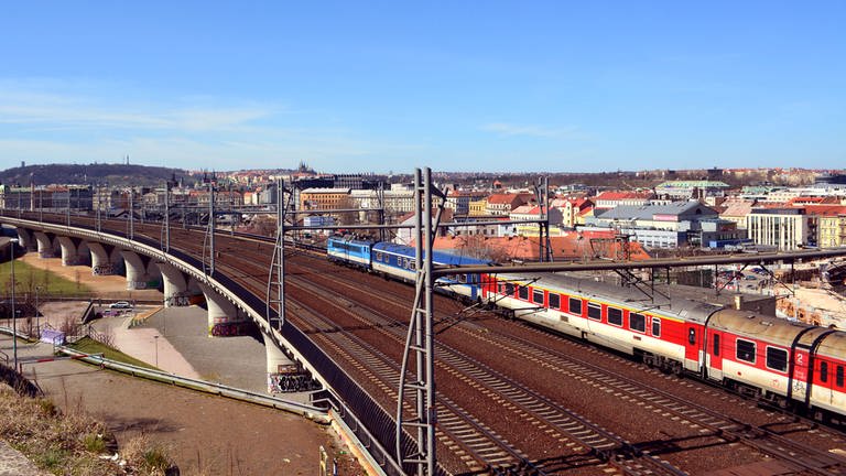 Prag begrüßt seine Besucher auch vom Zug aus mit einem beeindruckenden Panorama.