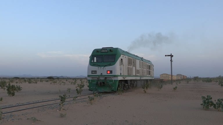 Güterzug hinter Summit, der mit 900 Metern höchsten Stelle der Strecke Port Sudan – Khartum.