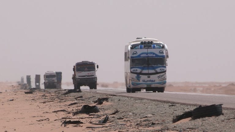 Quer durch die Wüste die Straße nach Port Sudan.