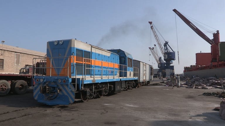 Die dieselelektrische Rangierlokomotive kommt aus China.