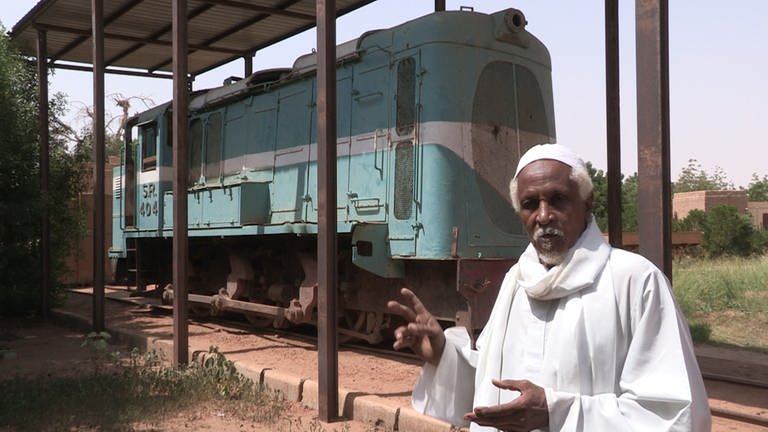 Der Chef des Eisenbahnmuseums vor einer Rangierlokomotive von 1951, die im Hafen von Port Sudan im Einsatz war.