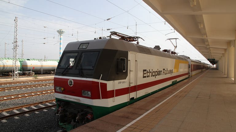 Die Elektrolokomotiven für Personenzüge erkennt man an der grünen Schürze.
