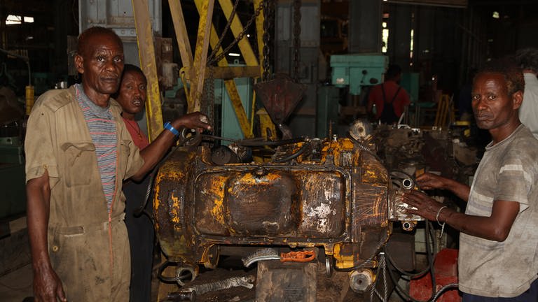 Die Mechaniker in der Betriebswerkstätte in Diredawa sind in der Lage komplette Motoren zu reparieren.