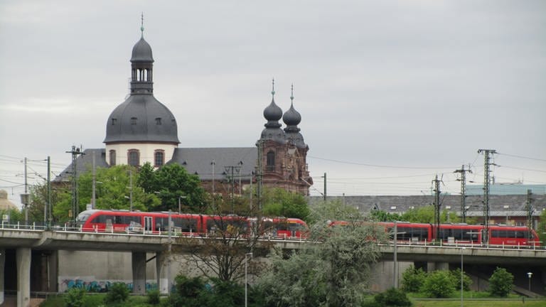 Der echte Bundenthaler bei der Abfahrt aus Mannheim, kurz hinter dem Hauptbahnhof auf der Brücke über den Rhein