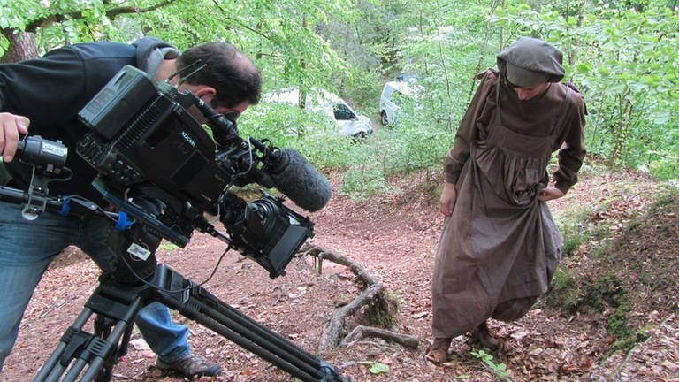Dreharbeiten mit einer Jungfrau am Jungfernsprung. Diese Szene zeigt die auf der Flucht vor dem Sohn des Jägers.