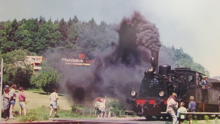 Dampfzüge haben Tradition auf der Wieslauterbahn. Immer wieder finden Sonderfahrten statt, um Touristen ins Dahner Felsenland zu bringen.