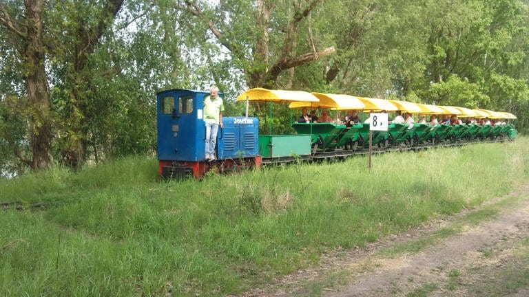 Feldbahnlok mit umgebauten Kipploren