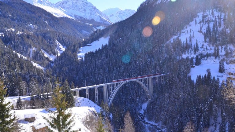 Zug der Chur-Arosa-Bahn auf dem Langwieser Viadukt