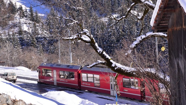 Zug der Chur-Arosa-Bahn vor Peist