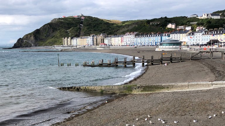Zurück in Aberystwyth: Die lange Promenade reicht bis zum Constitution Hill, auf den eine Standseilbahn hinaufführt. 
