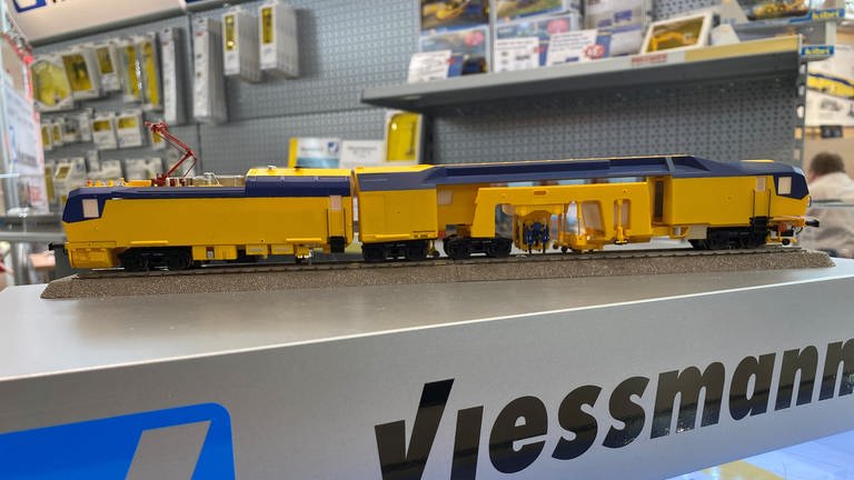 Firma Viessmann: Die Firma Viessmann stellt uns ihre riesige Neuheit 2020 vor, eine Schienenstopfmaschine, von beinahe 40 Zentimeter Länge. 