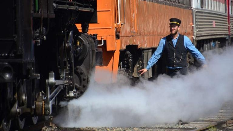 Der Schaffner in Dampf gehüllt – kurz vor der Abfahrt in Elbe, dem Ausgangspunkt der Mount Rainier Railroad im Bundesstaat Washington.