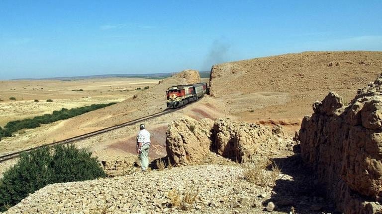 Der Wüstenexpress geht 280 Kilometer entlang der algerischen Grenze von Oujda nach Bouarfa. Diese Strecke wird nur einmal im Jahr - extra für Touristen -  befahren.