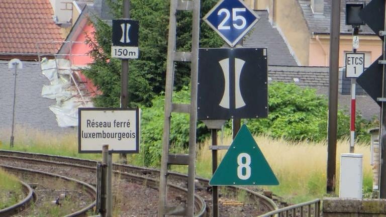 Grenzübergang von Deutschland nach Luxembourg, hier wird die Spannung in den Oberleitungen von 15 kV auf 25 kV umgestellt, deswegen müssen vor der Grenze die Pantografen heruntergefahren werden