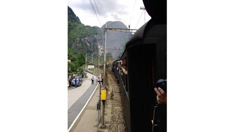 Fotografen und Filmer entlang der Gotthardstrecke warten auf den Dampf geführten Sonderzug