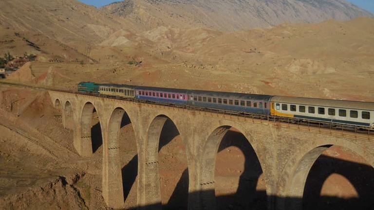 Über eine der mehr als 4.000 Brücken der Transiranischen Eisenbahn