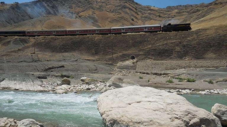 Durchs Tal des Flusses Dez – einer der landschaftlich schönsten Abschnitte der Transiranischen Eisenbahn