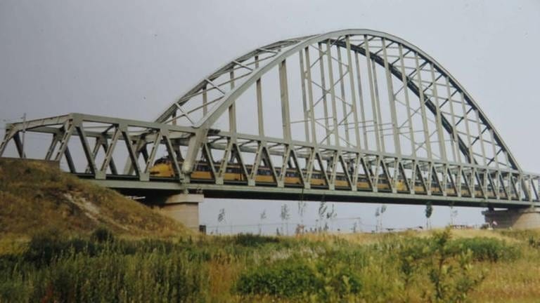 FN Holländer: Diese Stahlbogenbrücke in den Niederlanden und ihre Umgebung haben vier Holländer detailgetreu auf einer Spur-N-Anlage nachgebildet.
