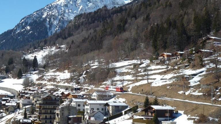 Der Mont-Blanc Express passiert Salvan