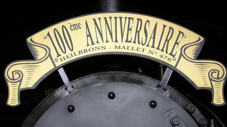 Das Schild über der Rauchkammertür verrät uns, das die Mallet-Dampflok-Nr. 476 schon 100 Jahre alt ist. Sie stammt aus Heilbronn aus dem Jahr 1906.