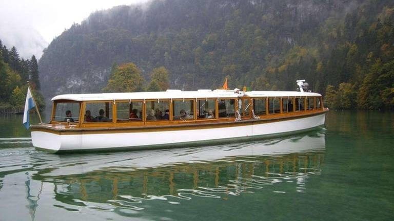 Schon 1909 wurden Elektroboote auf dem Königssee eingeführt. Ihre Akkus wurden nachts, mit dem nicht benötigten Strom der Königsseebahn aufgeladen.