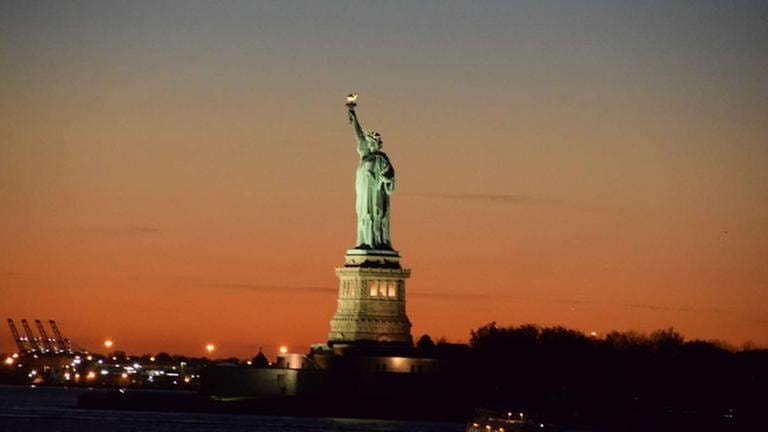 Freiheitsstatue in New York nach Sonnenuntergang