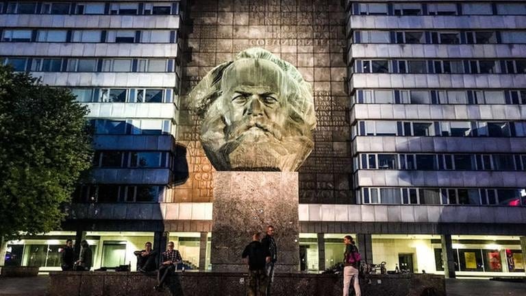 CHEMNITZ: Man weiß es nicht genau: hat Karl Marx mit Modelleisenbahnen gespielt? - Denkmal in Chemnitz