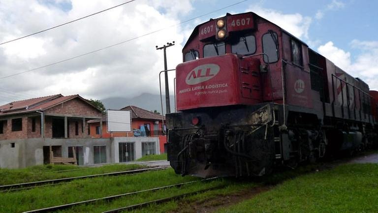 Der Serra Verde Express auf seinem Weg durch eines der vielen Dörfer