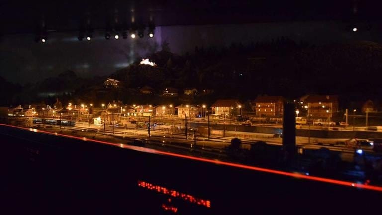 Blick auf die Kaeserbergbahn bei Nacht