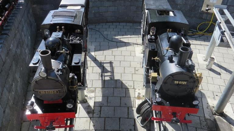 Auf fünf Gleisen gleichzeitig können die Dampflokomotiv-Modelle der Gäste „heiß“ gemacht werden – Fachgespräche inklusive.