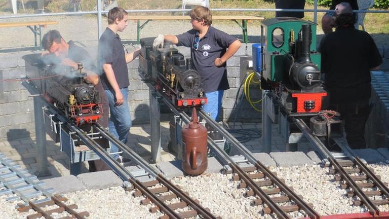 Auf fünf Gleisen gleichzeitig können die Dampflokomotiv-Modelle der Gäste „heiß“ gemacht werden – Fachgespräche inklusive.