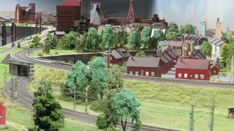 Rund 10 m Platz nimmt allein das Modell der Zeche Zollverein ein, die mit einem Dutzend Gleisen eisenbahnmäßig bestens versorgt ist.
