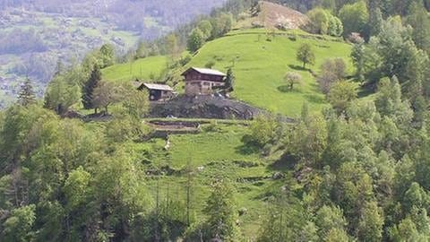Embd im Hintergrund ist das steilste Dorf im Wallis. Es klebt förmlich am Berghang.