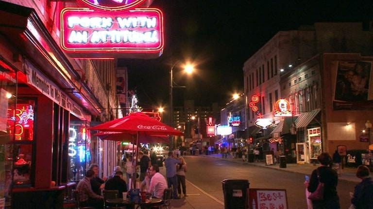 In der Beale Street in Memphis wird Musik gemacht, heute wie vor 100 Jahren. 1912 hat an dieser Stelle W.C. Handy den weltberühmten Memphis bluse komponiert. Später musizierten hier Louis Armstrong, Muddy Waters oder B. B. King.