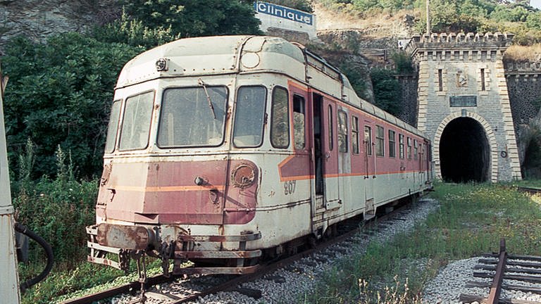 Der Tunnel beginnt direkt hinter dem Bahnhof von Bastia. Auch hier stehen ausgemusterte Triebwagen.