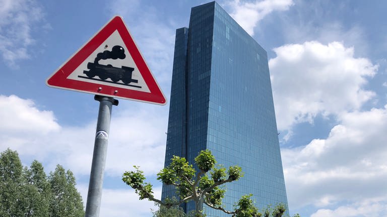 Achtung Dampflok! Sie fährt direkt an der Europäischen Zentralbank vorbei. Alt und neu überraschend gepaart - das ist Frankfurt!