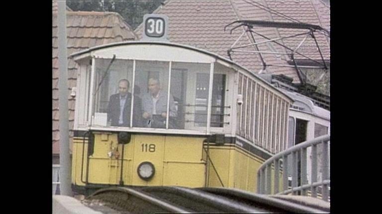 Über Stuttgarts berühmteste Bahn, die „Zacke“, gibt es viele Geschichten. (Film von 1974)