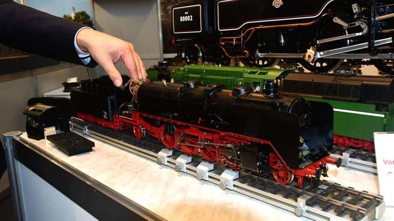 Auf Neuland begibt sich "KM 1" mit Echtdampf-Lokomotiven, eine Baureihen 41 wird angeboten, wie auch eine DR Schnellfahrlok der 18.
