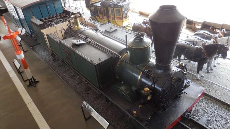 Die älteste Dampflokomotive der Schweiz von oben.