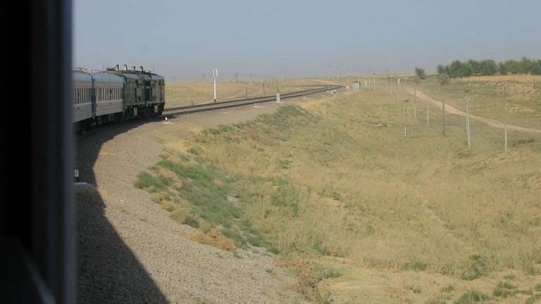 Mit dem Sonderzug durch die Steppen und Wüsten Usbekistans. Zuglok ist eine Diesel-Doppellok russischer Bauart.