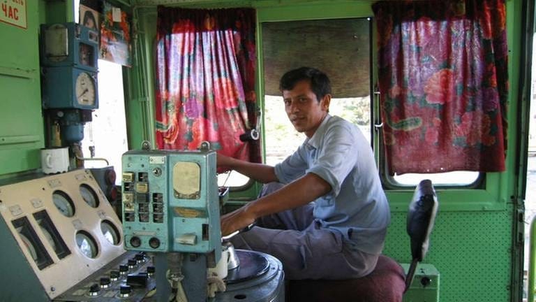 Der Lokführer einer Rangierlok in Buchara.