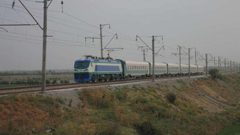 Der Registan-Express von Taschkent nach Samarkand - er stammt aus chinesischer Produktion.