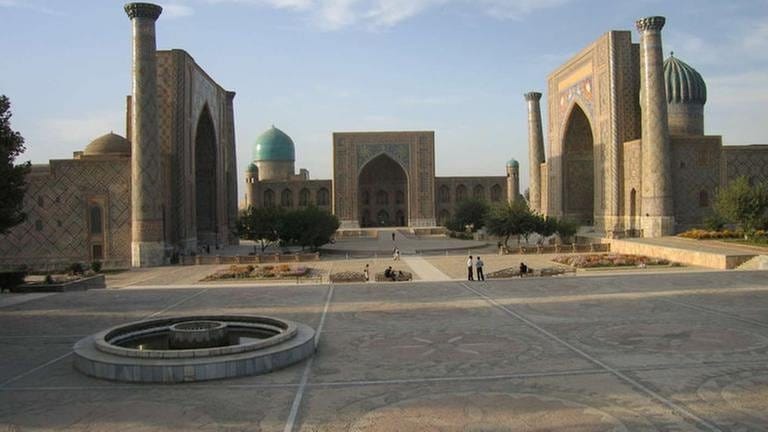 Der Registan in Samarkand, mit seinen drei Medresen - also damaligen Koran- und Hochschulen - ist einer der spektakulärsten Plätze Zentralasiens.